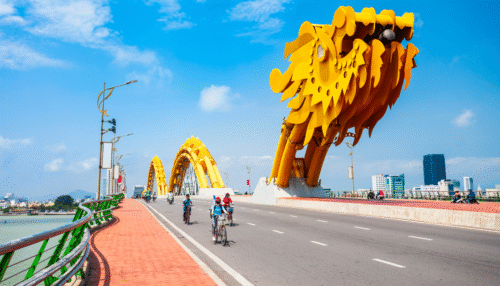 Cầu Rồng là một trong Những Địa Điểm Du Lịch Nổi Tiếng Khi Thuê Xe 17 Chỗ Đà Nẵng